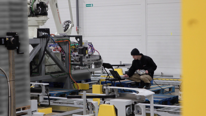 operator testujący robota przemysłowego