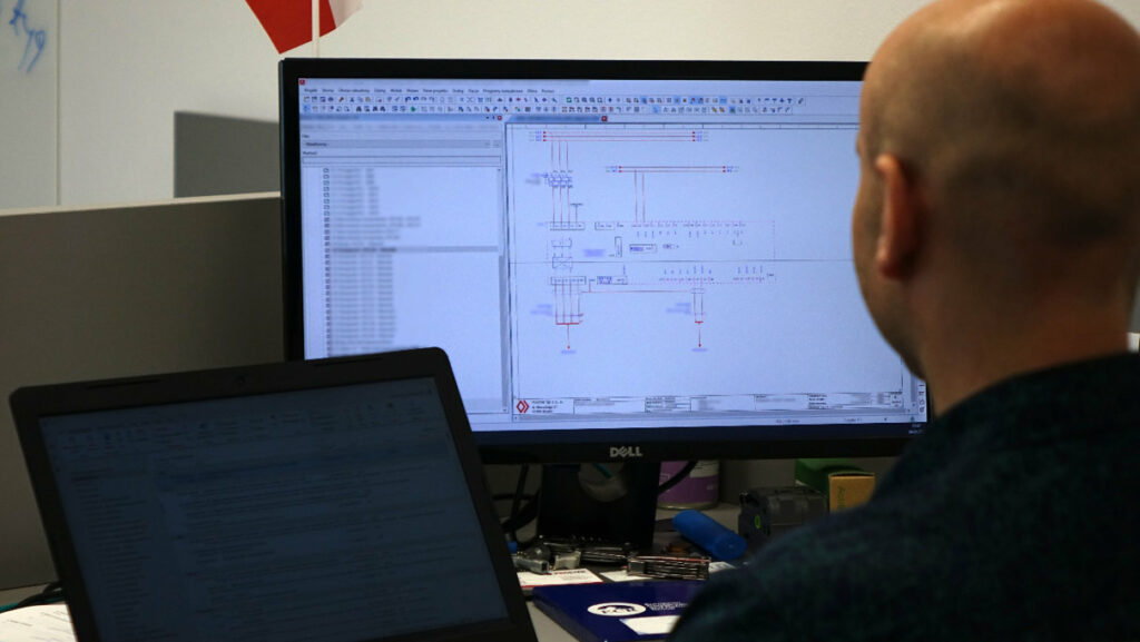 projektant elektryki przy pracy
