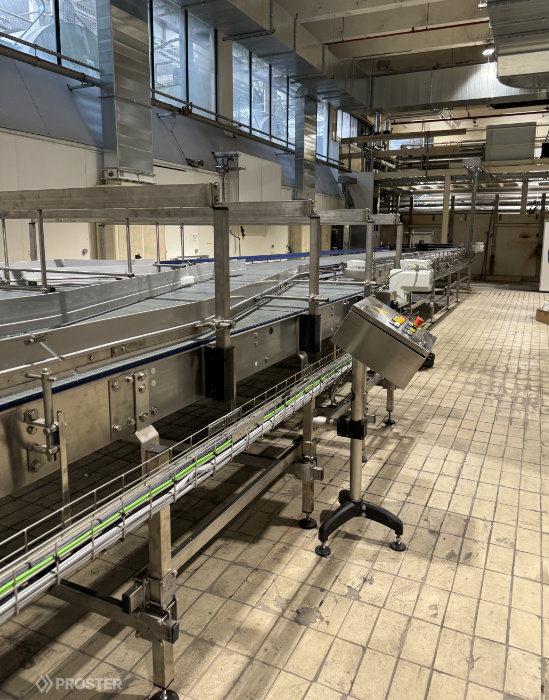 przenośniki na hali produkcyjnej