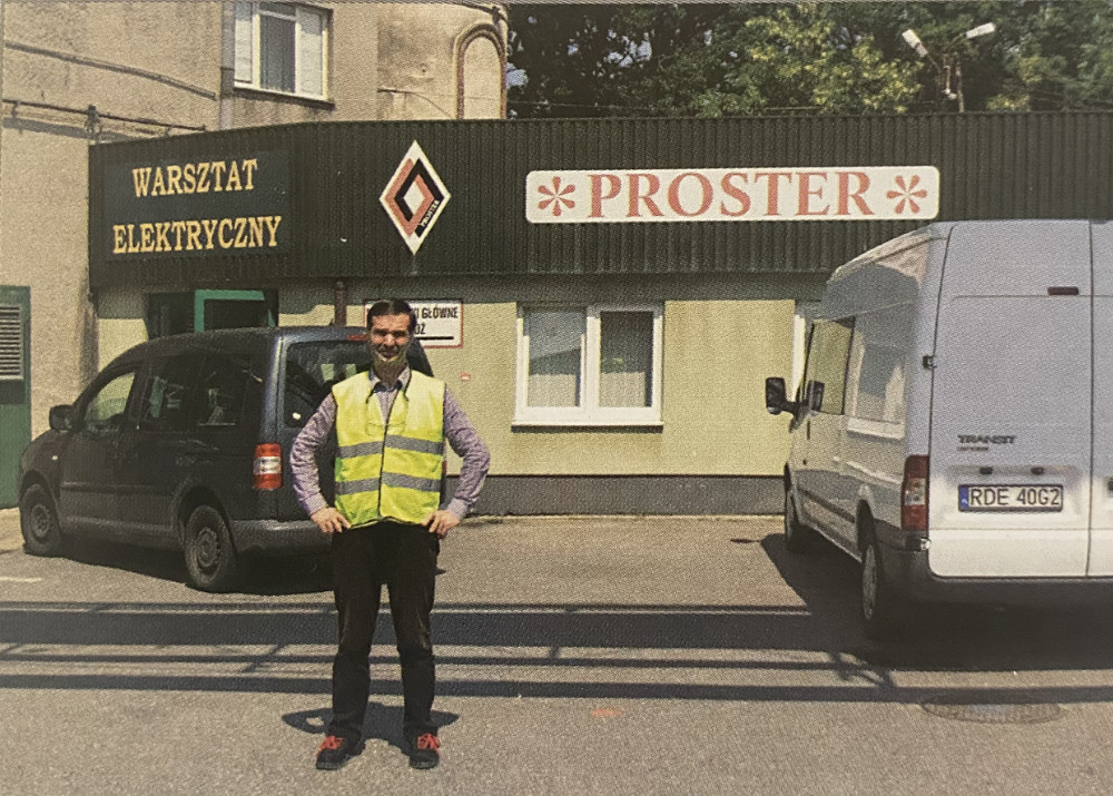 Kierownik UR, Franciszek Małek przed biurem firmy PROSTER przy Browarze Okocim