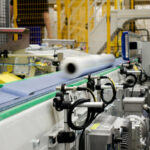 rolka-folii-stretch-na-przenośniku