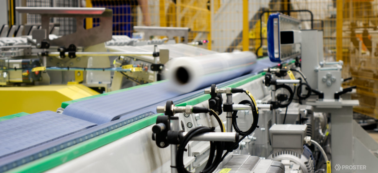 rolka-folii-stretch-na-przenośniku-szerokie