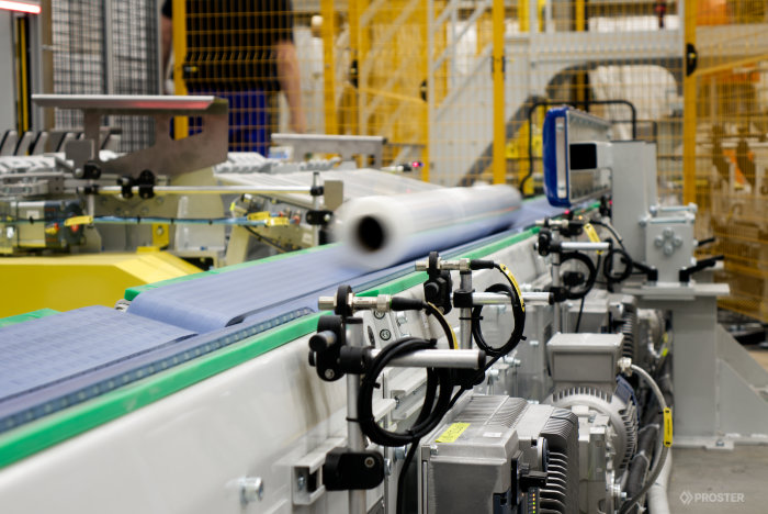 rolka-folii-stretch-na-przenośniku