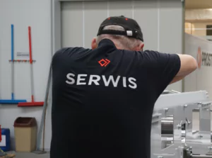 serwisant-maszyn-300x500-px-300x223