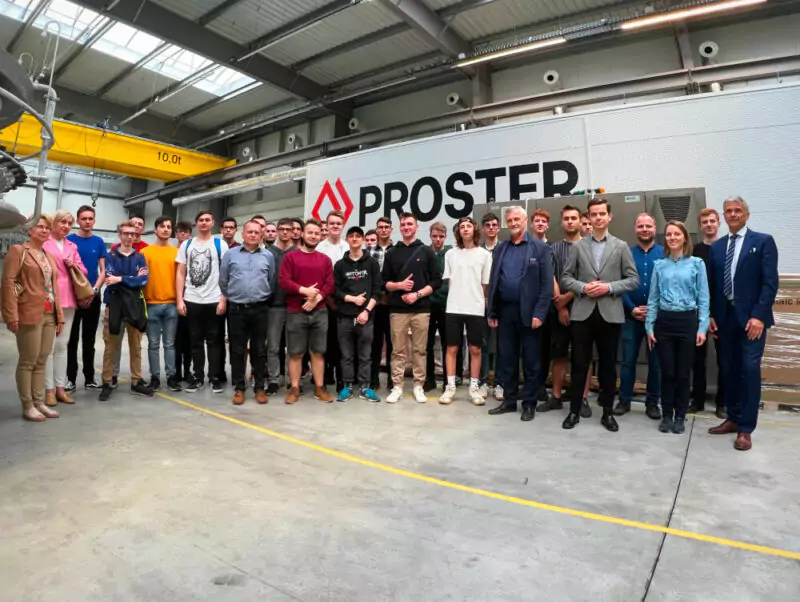 uczniowie-na-hali-e1689230264272