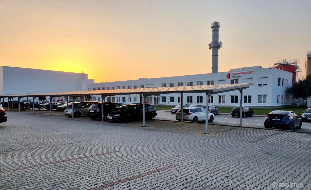 fotowoltaika na carportach przy zakladzie produkcji