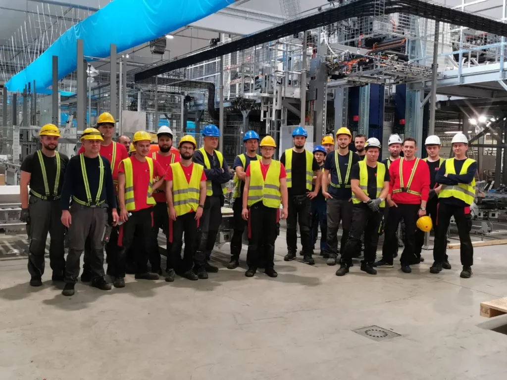 elektrycy i mechanicy na linii produkcyjnej