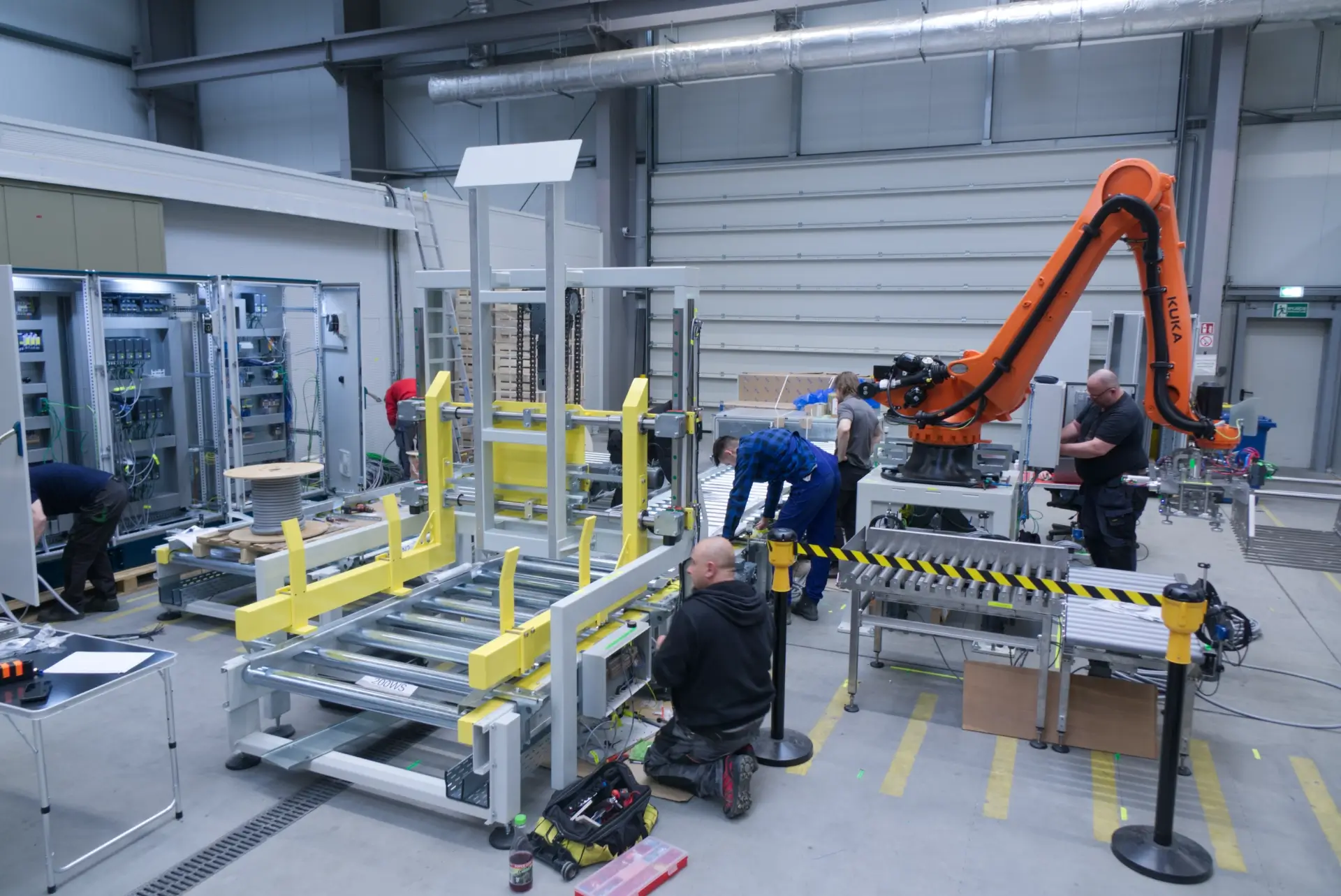 montaż zrobotyzowanej paletyzacji na hali