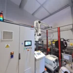 stanowisko paletyzacji, szafa sterownicza, robot paletyzujący drewniane skrzynki