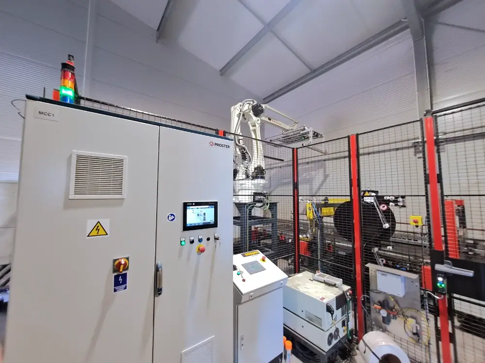 stanowisko paletyzacji, szafa sterownicza, robot paletyzujący drewniane skrzynki