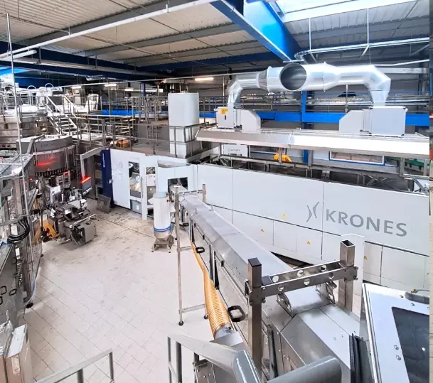 linia rozlewnicza, maszyna do wydmuchiwania butelek, hala produkcyjna